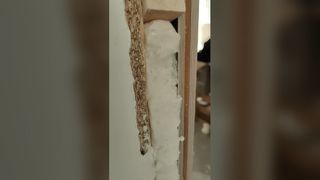 Sigillante adesivo in schiuma ignifuga per porte finestre